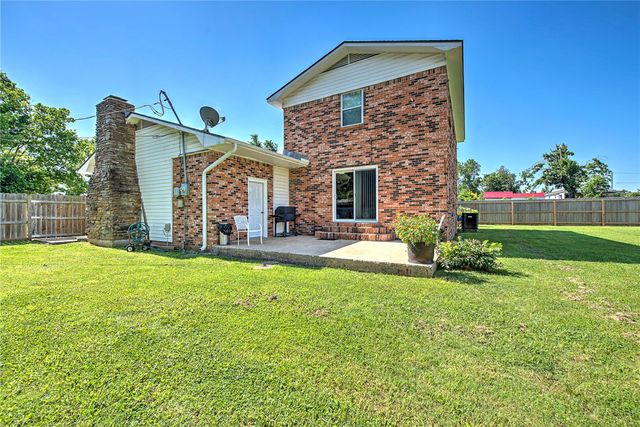 608 N 10th Street, Rogers, AR 72756
