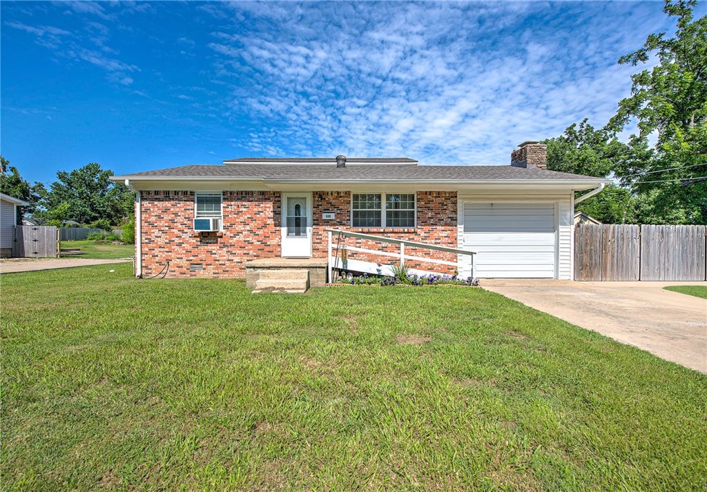 608 N 10th Street, Rogers, AR 72756