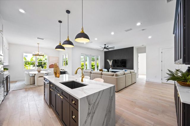 3601 W PLATT STREET, Tampa, FL 33609