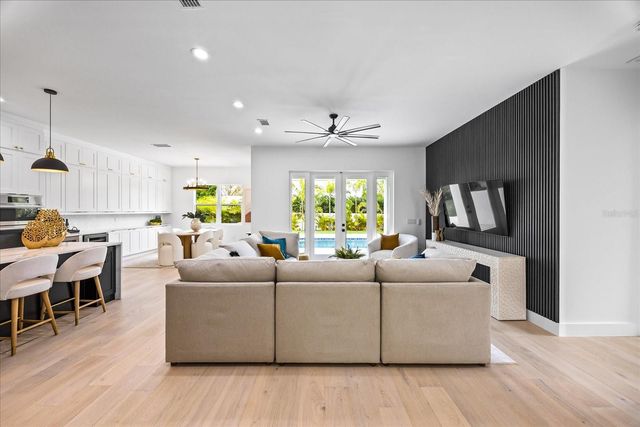 3601 W PLATT STREET, Tampa, FL 33609