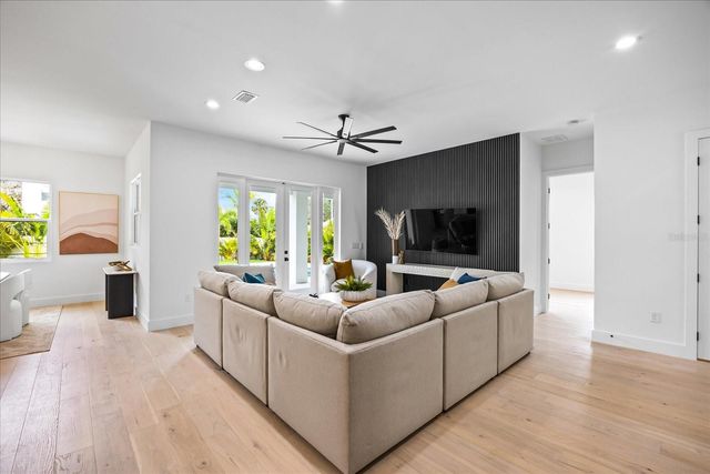 3601 W PLATT STREET, Tampa, FL 33609