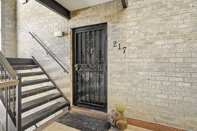 24 Carhart Avenue 217, White Plains, NY 10605