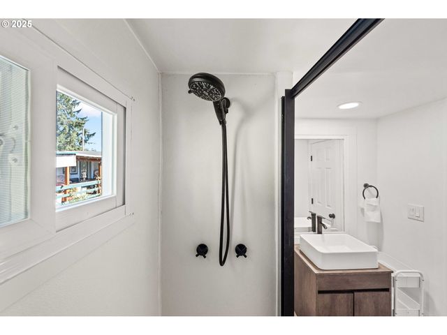 93685 MCKENNA Ln, Coos Bay, OR 97420