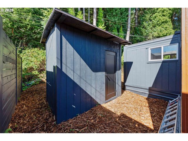 93685 MCKENNA Ln, Coos Bay, OR 97420