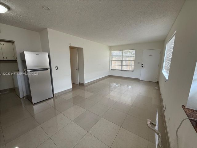883 NE 40th St N, Oakland Park, FL 33334