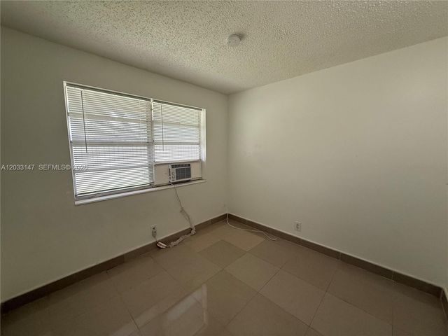 883 NE 40th St N, Oakland Park, FL 33334