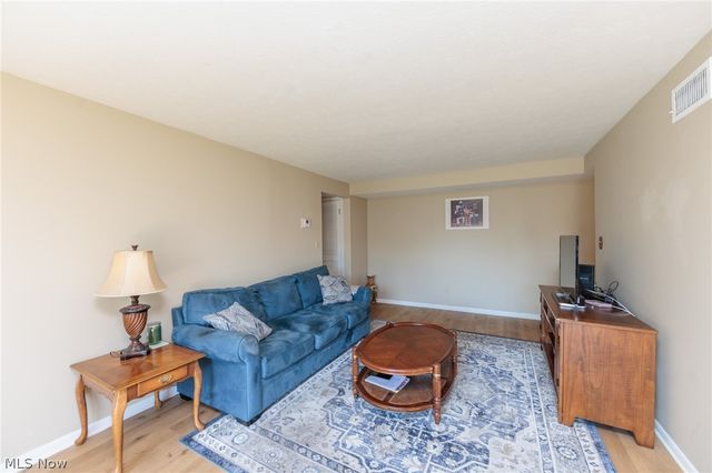 21841 River Oaks Drive B5, Rocky River, OH 44116