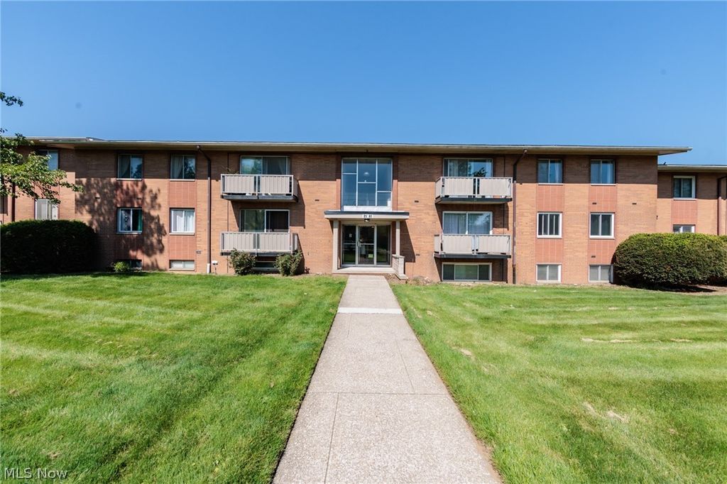 21841 River Oaks Drive B5, Rocky River, OH 44116
