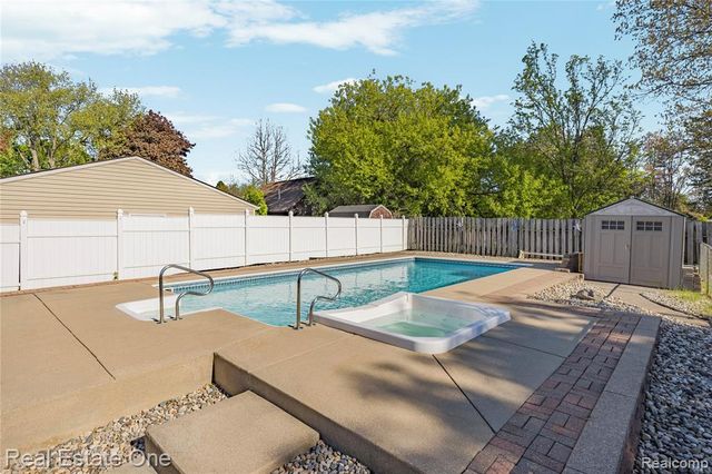 1825 Luneta, Commerce Twp, MI 48382