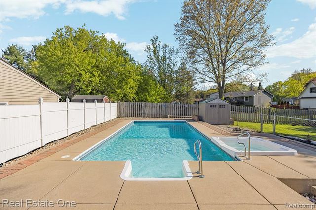 1825 Luneta, Commerce Twp, MI 48382