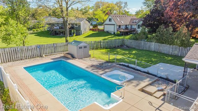 1825 Luneta, Commerce Twp, MI 48382