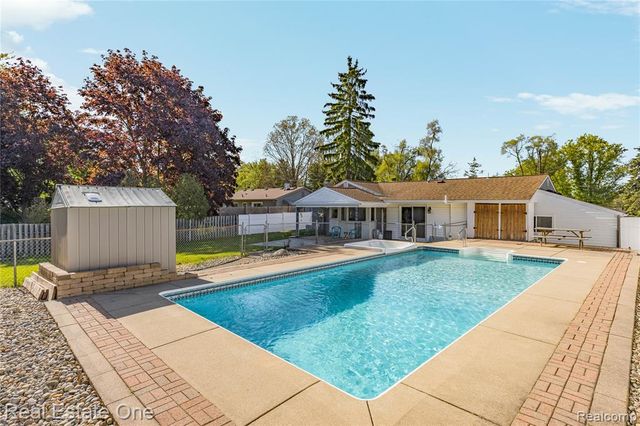 1825 Luneta, Commerce Twp, MI 48382