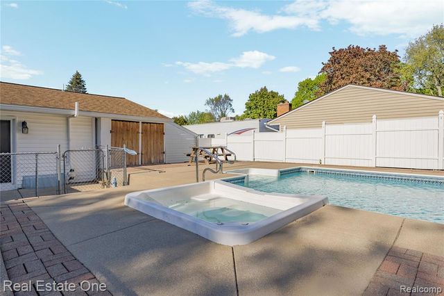 1825 Luneta, Commerce Twp, MI 48382