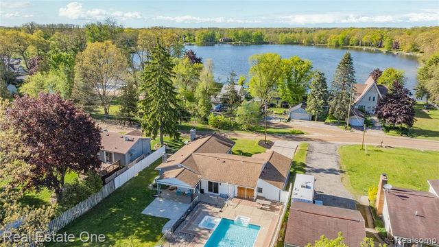 1825 Luneta, Commerce Twp, MI 48382