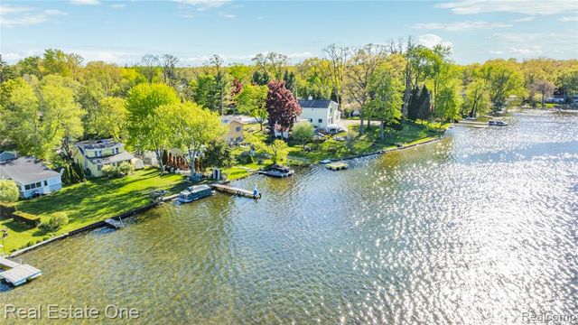1825 Luneta, Commerce Twp, MI 48382