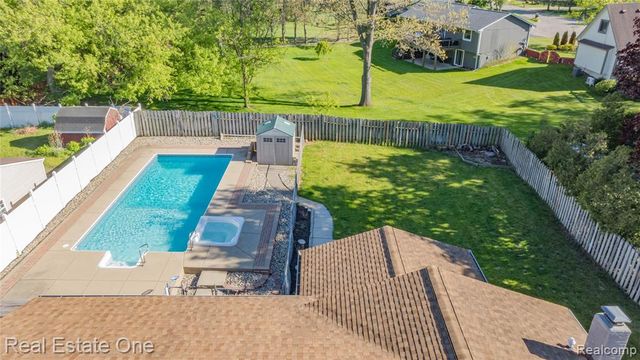 1825 Luneta, Commerce Twp, MI 48382