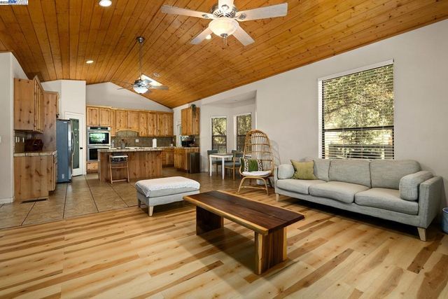 2048 Woodland Dr, Pine Mountain Club, CA 93222