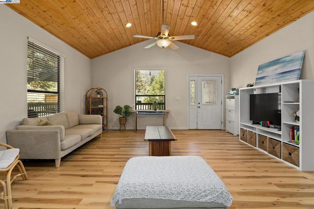 2048 Woodland Dr, Pine Mountain Club, CA 93222