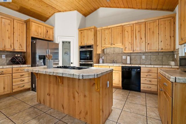 2048 Woodland Dr, Pine Mountain Club, CA 93222