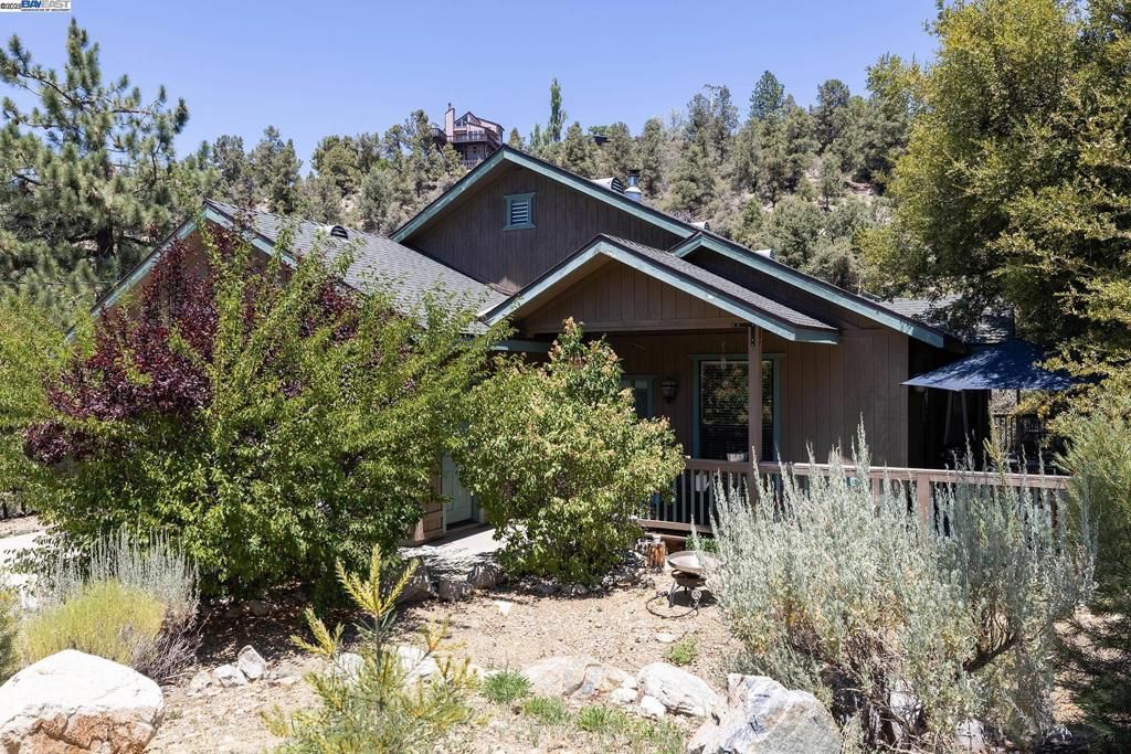 2048 Woodland Dr, Pine Mountain Club, CA 93222