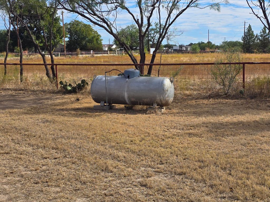 Image 4 of property listing at 8205 Grape Creek Road, San Angelo, TX 76901