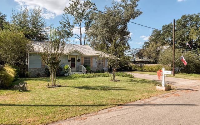 2703 Holly Street, Waller, TX 77484