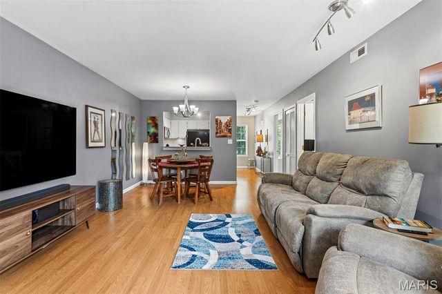 605 Pine Ridge Trails Court B, Ballwin, MO 63021