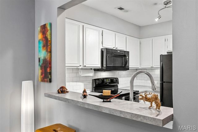 605 Pine Ridge Trails Court B, Ballwin, MO 63021