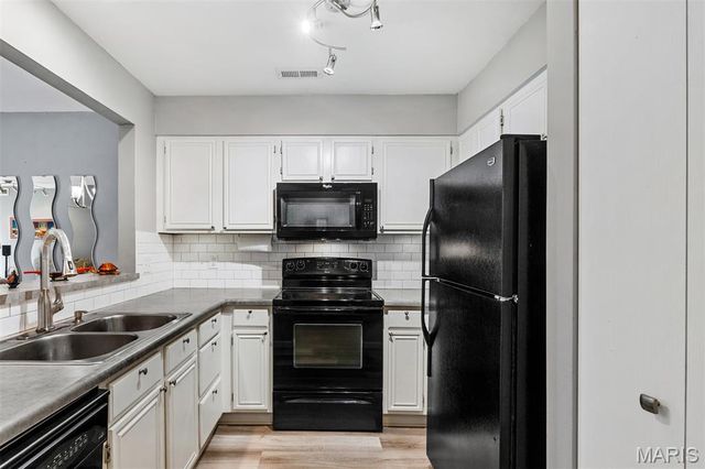 605 Pine Ridge Trails Court B, Ballwin, MO 63021