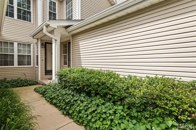 605 Pine Ridge Trails Court B, Ballwin, MO 63021
