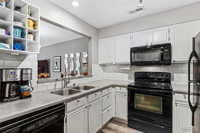 605 Pine Ridge Trails Court B, Ballwin, MO 63021