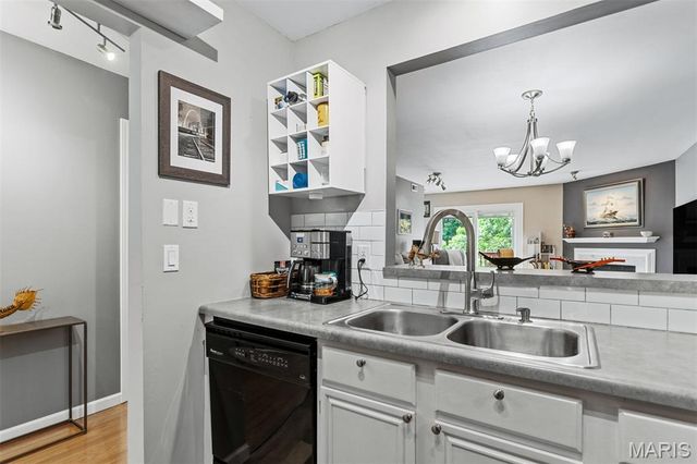 605 Pine Ridge Trails Court B, Ballwin, MO 63021