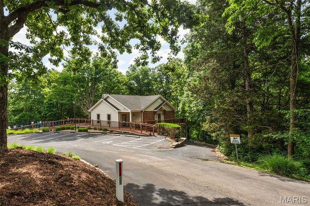 605 Pine Ridge Trails Court B, Ballwin, MO 63021