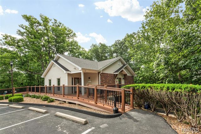 605 Pine Ridge Trails Court B, Ballwin, MO 63021