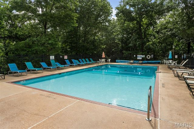605 Pine Ridge Trails Court B, Ballwin, MO 63021