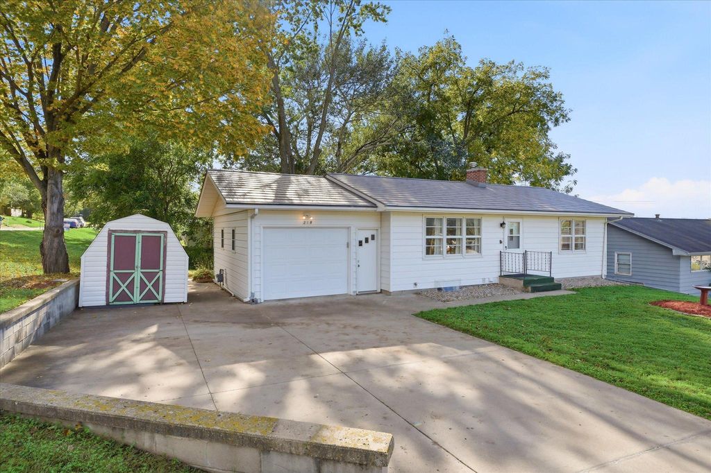 218 Maple Street, Le Sueur, MN 56058 — exterior