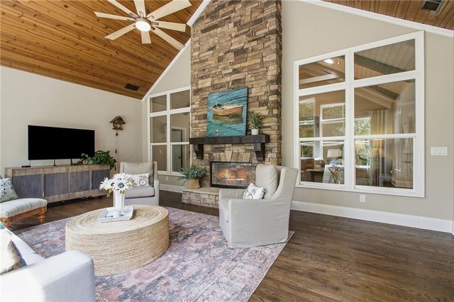 303 Trappers Bluff, Waleska, GA 30183