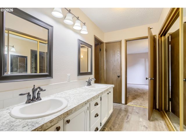 13603 Ne REGENTS Dr, Vancouver, WA 98684