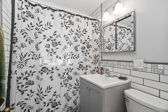 4028 W Waveland Avenue, Chicago, IL 60641