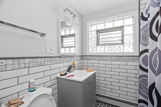 4028 W Waveland Avenue, Chicago, IL 60641