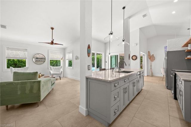 2476 River Reach DR, Naples, FL 34104