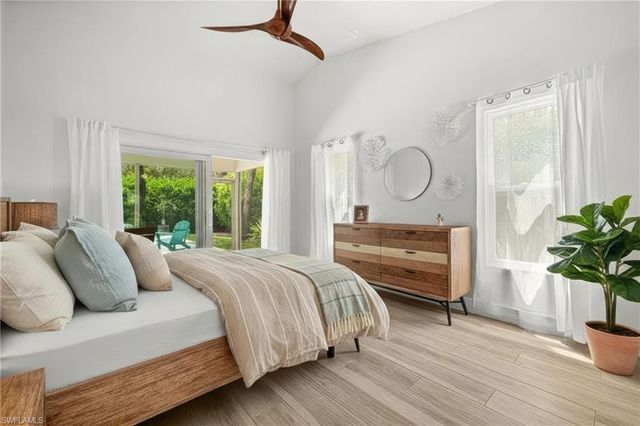 2476 River Reach DR, Naples, FL 34104