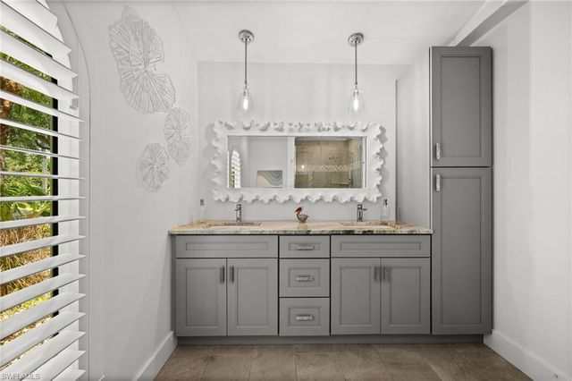 2476 River Reach DR, Naples, FL 34104