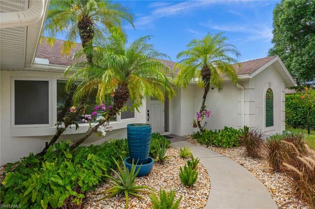 2476 River Reach DR, Naples, FL 34104