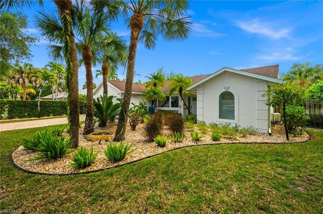 2476 River Reach DR, Naples, FL 34104