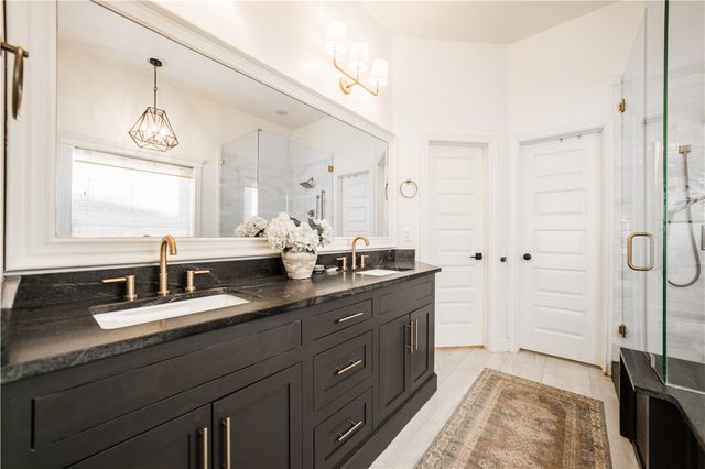 6410 S 35th Street, Rogers, AR 72758