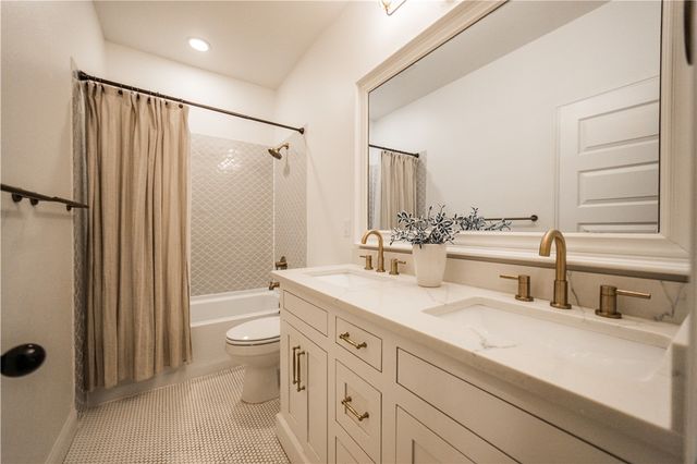 6410 S 35th Street, Rogers, AR 72758