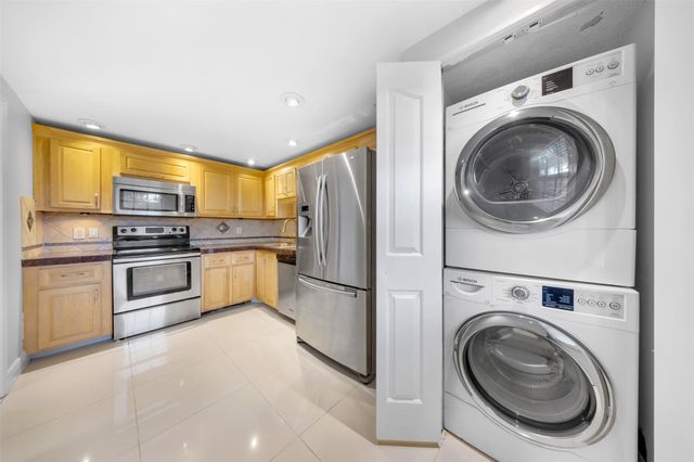 3520 Oaks Way 406, Pompano Beach, FL 33069