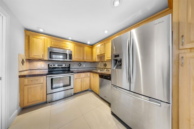 3520 Oaks Way 406, Pompano Beach, FL 33069