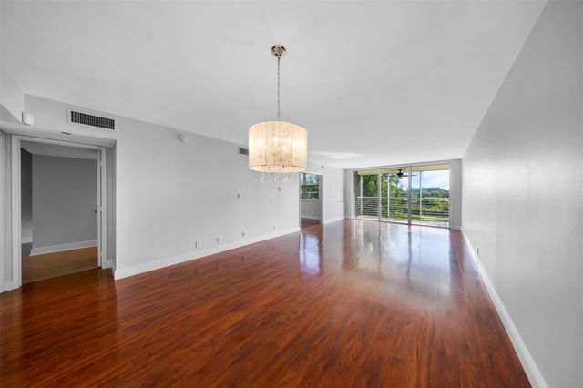 3520 Oaks Way 406, Pompano Beach, FL 33069